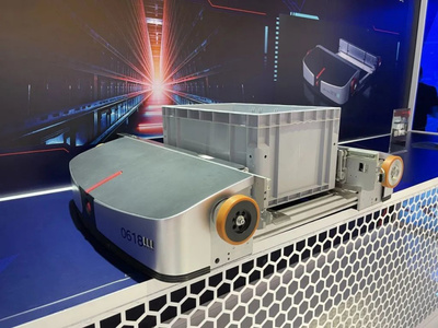 機器人大會七大亮點揭秘 鄧麗君現場“復活”、130只機器狗群舞與物流軟件研發